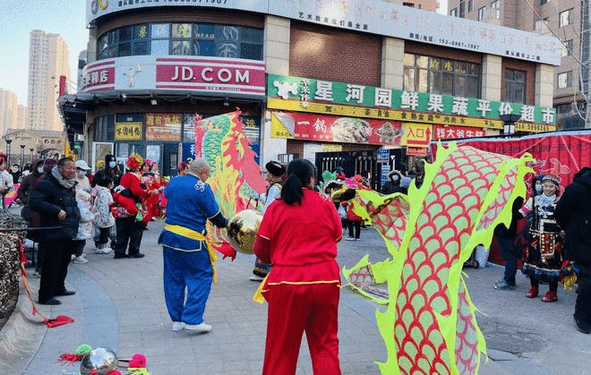 1月27日，燕顺路街道甜城社区舞龙表演。许馨予摄影