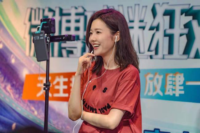 微博体育联合微博超话社区打造的活动“微博球迷狂欢夜”在北京、上海、杭州、武汉、西安、海口及成都等7个城市同时举办